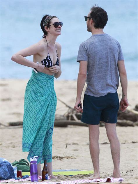 anne hathaway bikini|De biquíni, Anne Hathaway curte praia sem o noivo